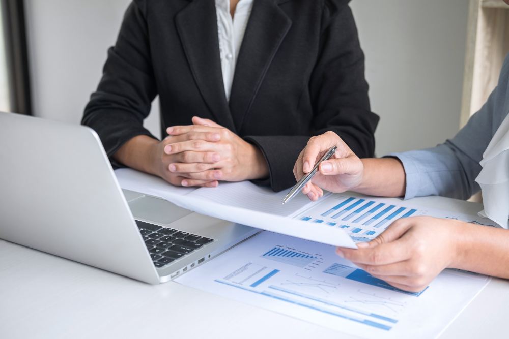 8 Simple Questions to Ask While Choosing the Right Financial Consultant image